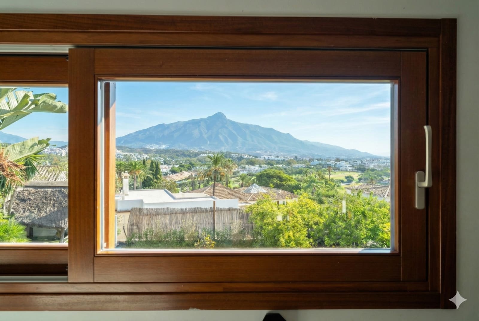 Chalet de 7 habitaciones en Marbella en venta con piscina - 2.650.000 € (Ref: 9636210)