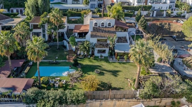 Chalet de 7 habitaciones en Marbella en venta con piscina - 2.650.000 € (Ref: 9636210)