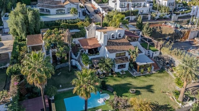 Chalet de 7 habitaciones en Marbella en venta con piscina - 2.650.000 € (Ref: 9636210)