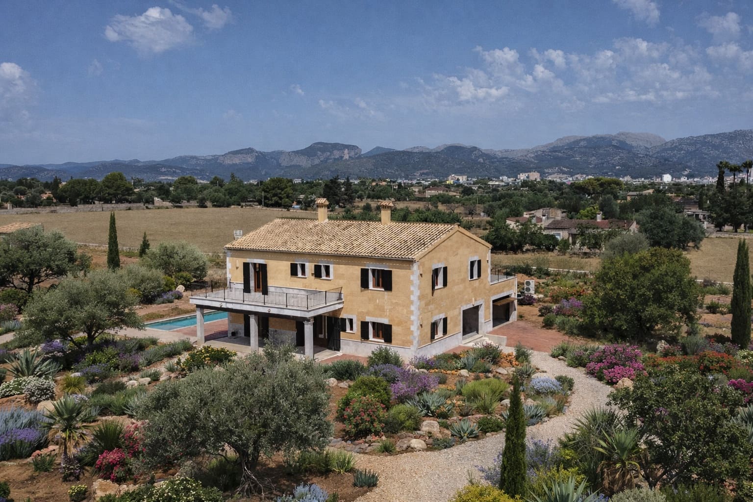 5 bedroom Townhouse for rent in Inca with pool - € 4,500 (Ref: 9665523)