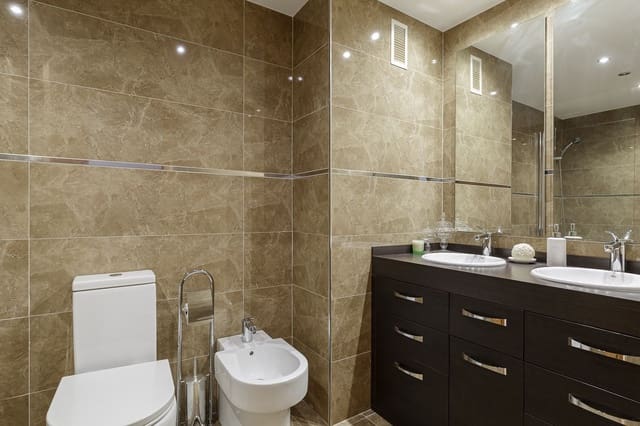 Apartamento de 2 habitaciones en Parque Clavero, Málaga ciudad en alquiler con piscina - 1.850 € (Ref: 9676447)