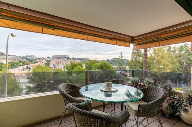 Apartamento de 2 habitaciones en Parque Clavero, Málaga ciudad en alquiler con piscina - 1.850 € (Ref: 9676447)