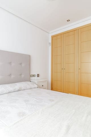 Apartamento de 2 habitaciones en Parque Clavero, Málaga ciudad en alquiler con piscina - 1.850 € (Ref: 9676447)