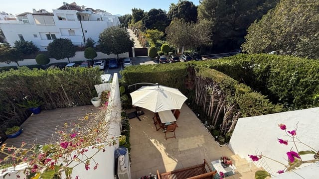 3 bedroom Townhouse for sale in Nagüeles Alto, Marbella with pool - € 945,000 (Ref: 9676448)