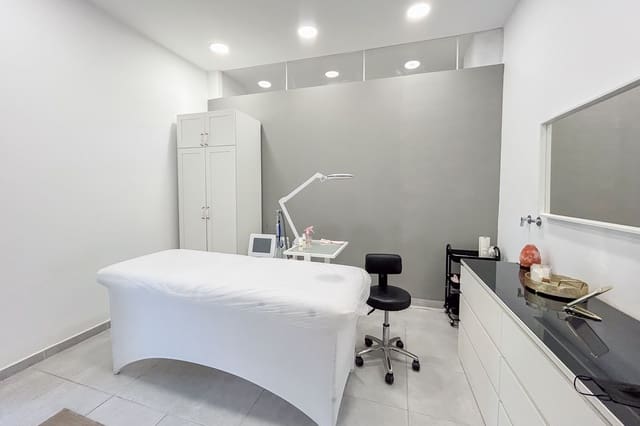 Local Commercial à vendre à Zona Puerto Deportivo, Fuengirola - 55 000 € (Ref: 9687502)