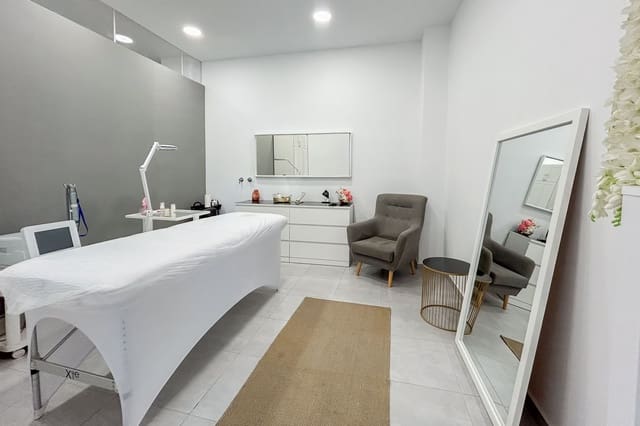 Local Commercial à vendre à Zona Puerto Deportivo, Fuengirola - 55 000 € (Ref: 9687502)