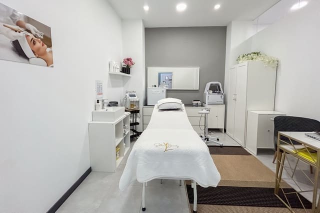 Local Commercial à vendre à Zona Puerto Deportivo, Fuengirola - 55 000 € (Ref: 9687502)