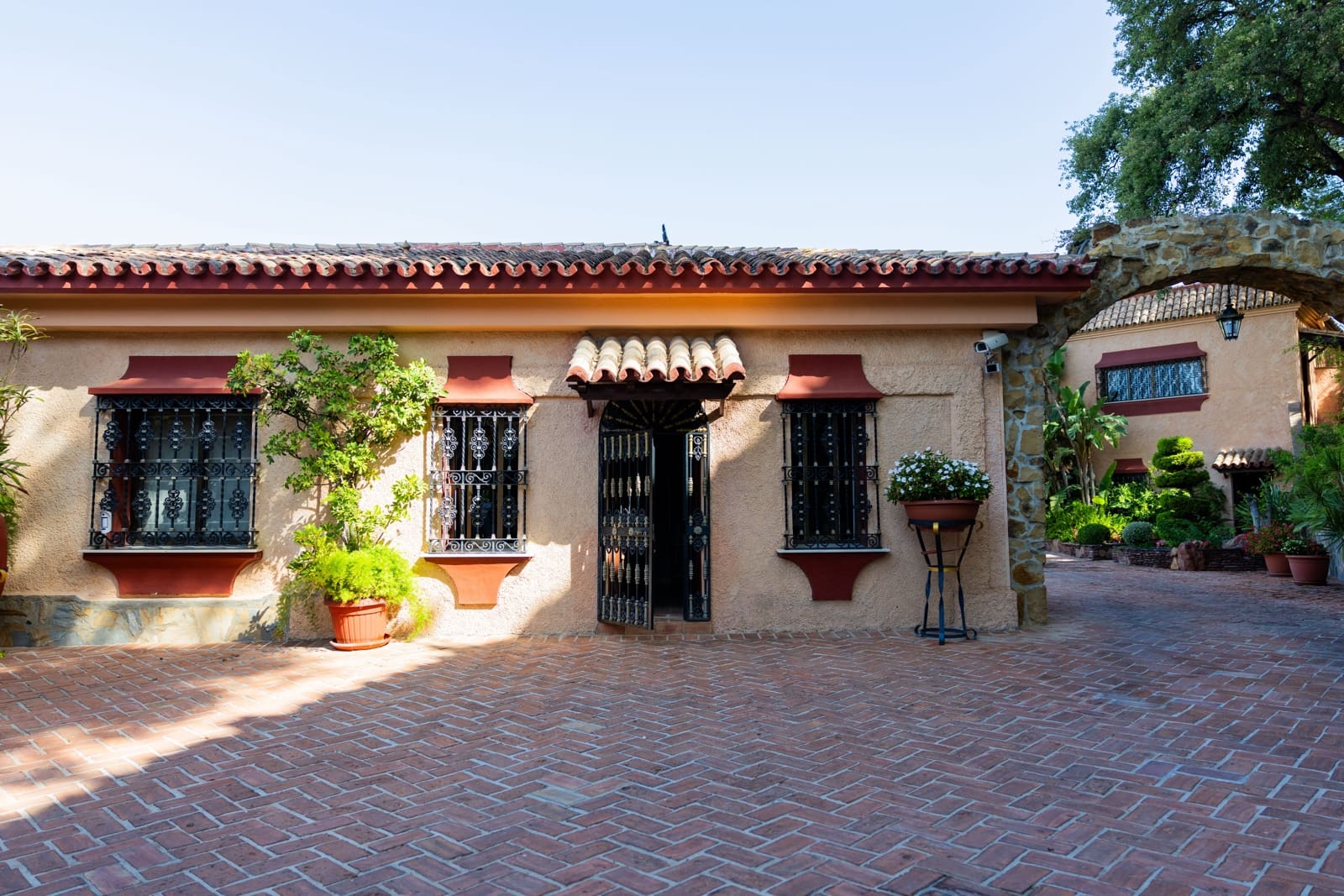 9 bedroom Townhouse for sale in Benahavis with pool garage - € 11,900,000 (Ref: 9696883)