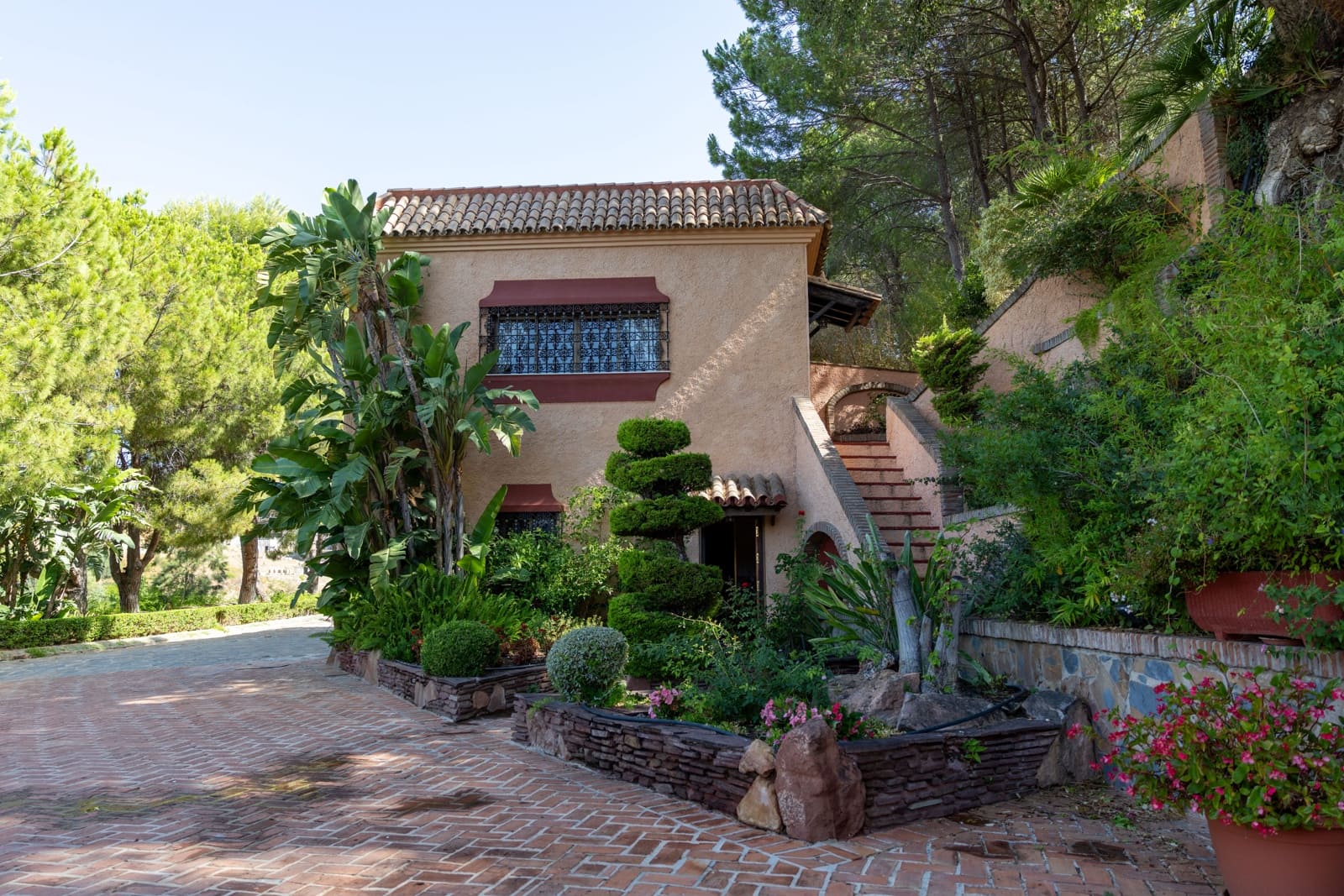 9 bedroom Townhouse for sale in Benahavis with pool garage - € 11,900,000 (Ref: 9696883)