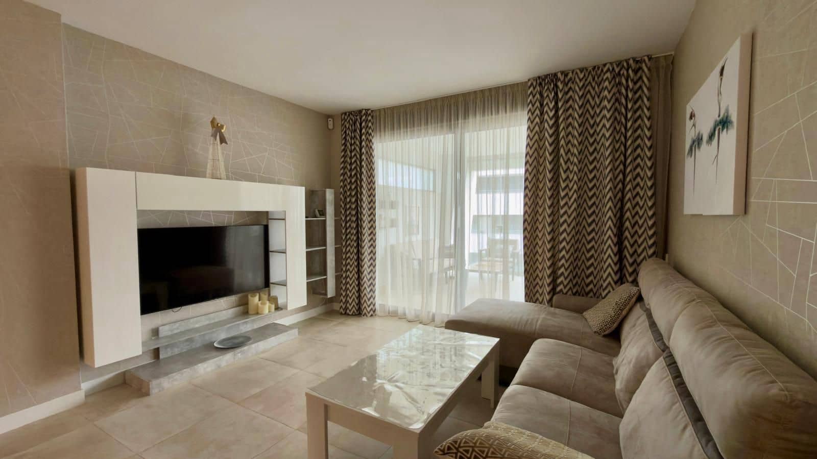 Appartement de 2 chambres à louer à Estepona - 2 600 € (Ref: 9709253)