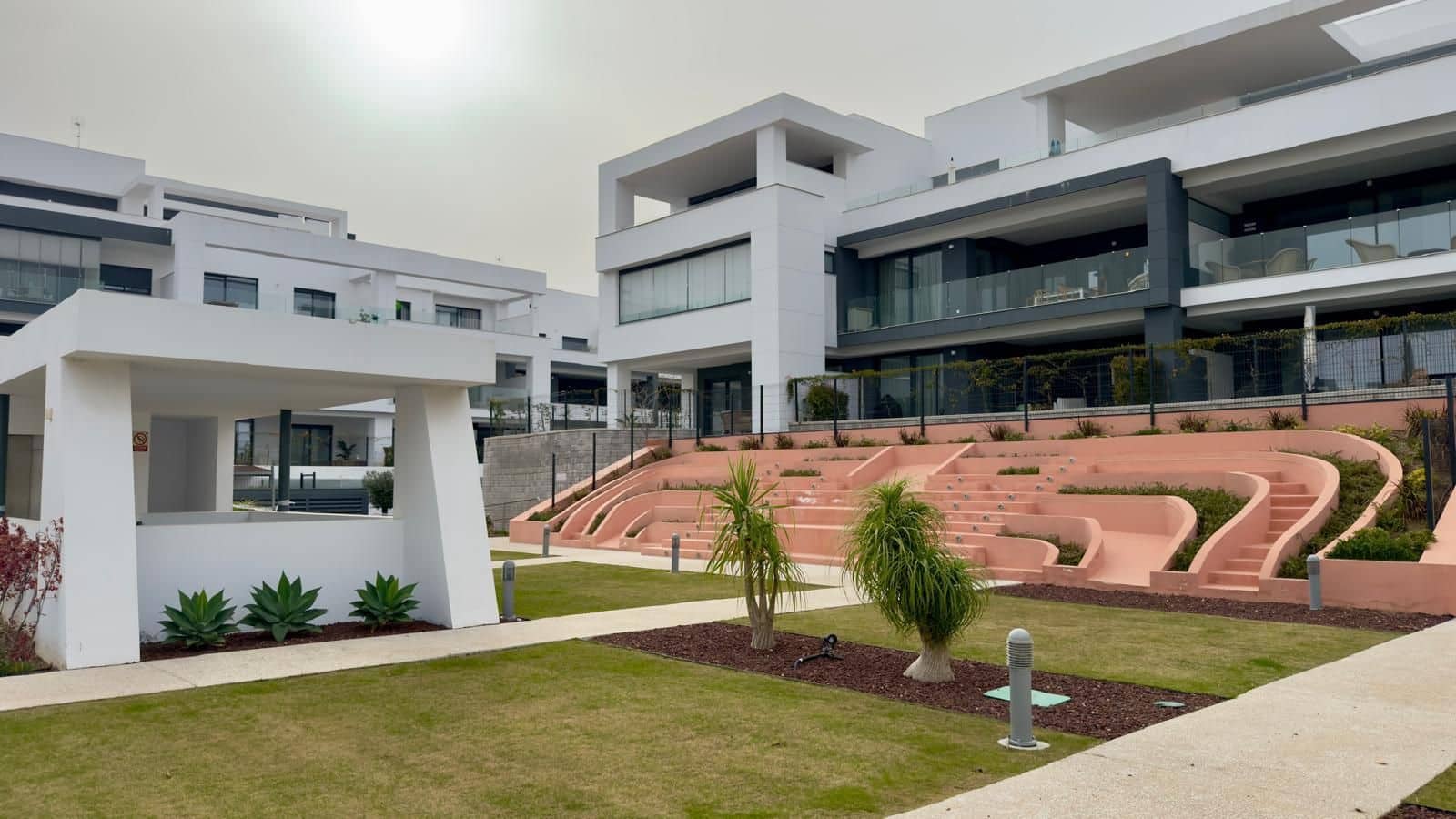 Appartement de 2 chambres à louer à Estepona - 2 600 € (Ref: 9709253)