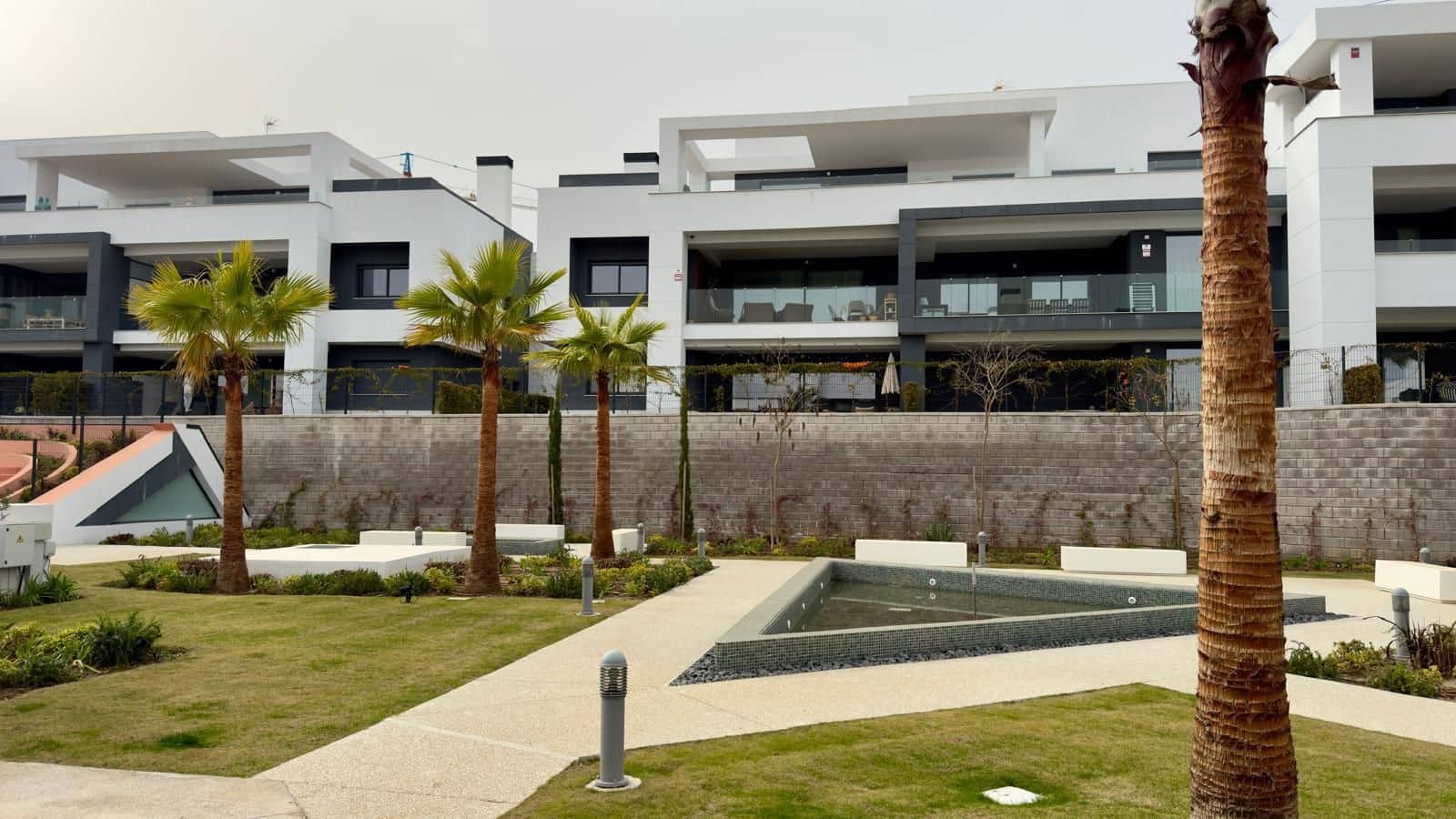 Appartement de 2 chambres à louer à Estepona - 2 600 € (Ref: 9709253)