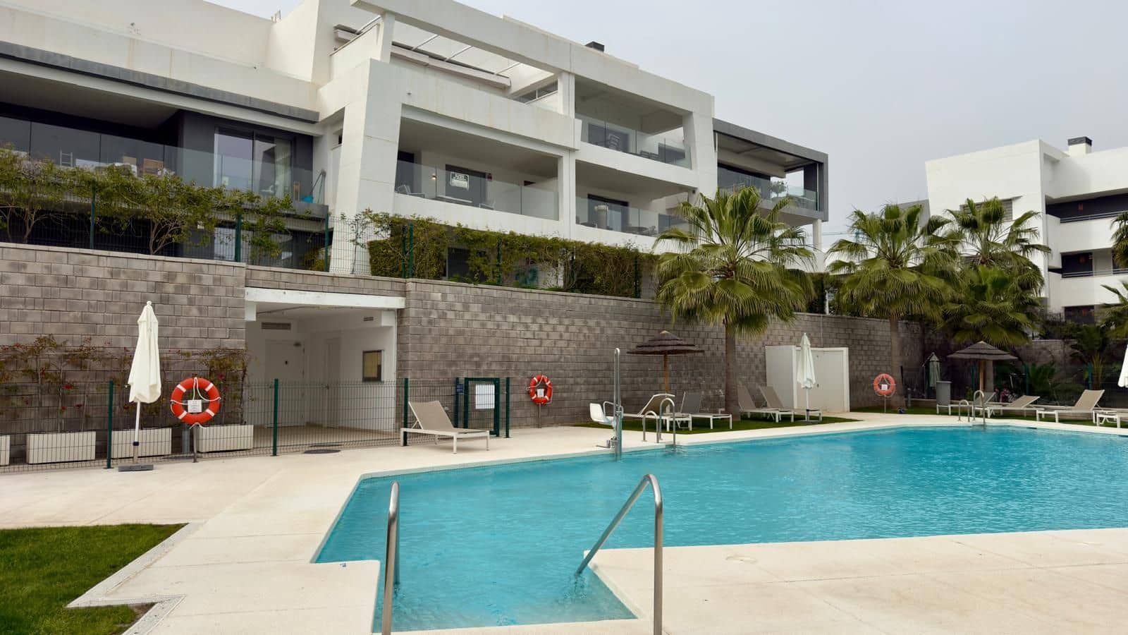 Appartement de 2 chambres à louer à Estepona - 2 600 € (Ref: 9709253)
