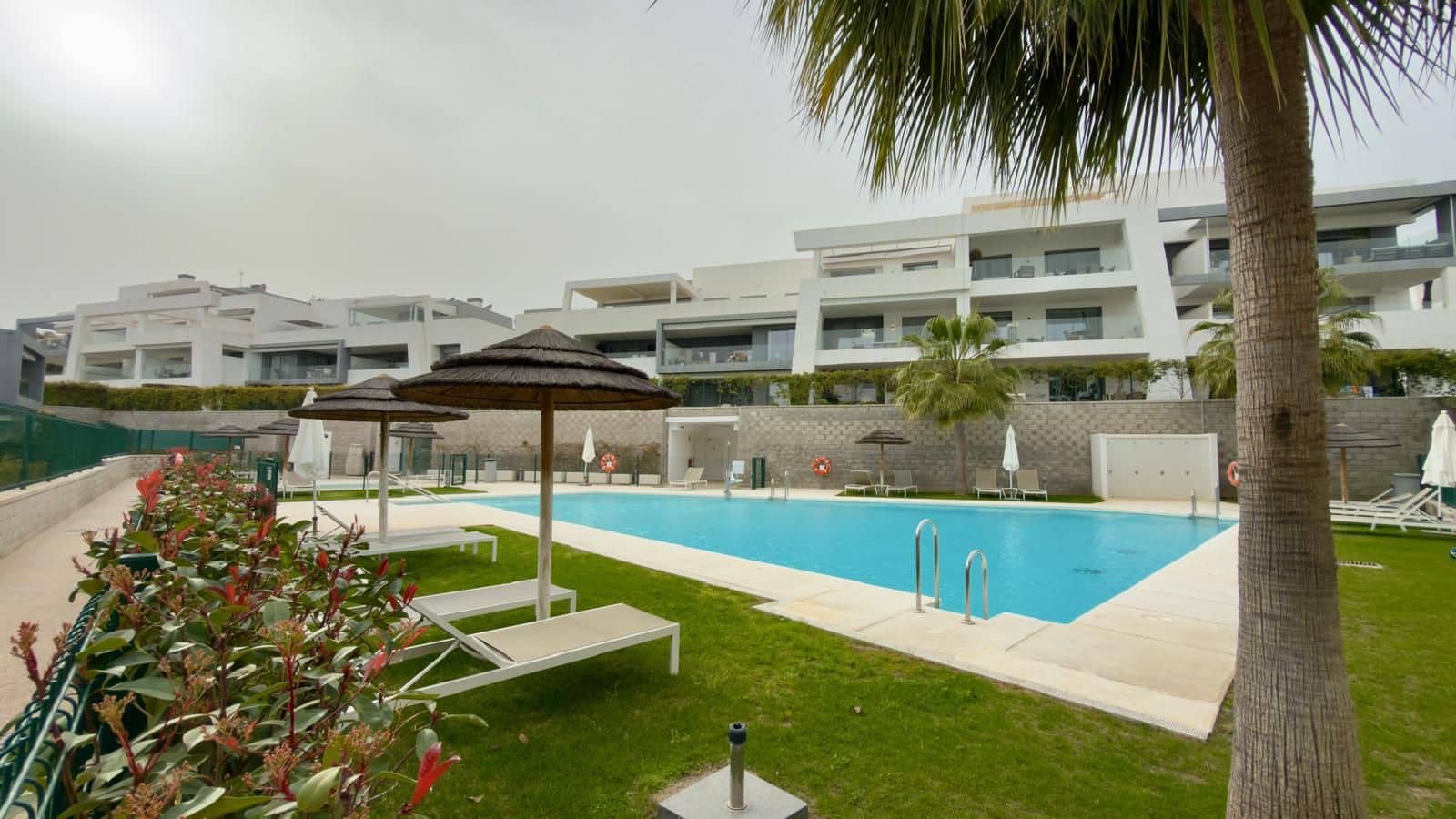 Appartement de 2 chambres à louer à Estepona - 2 600 € (Ref: 9709253)
