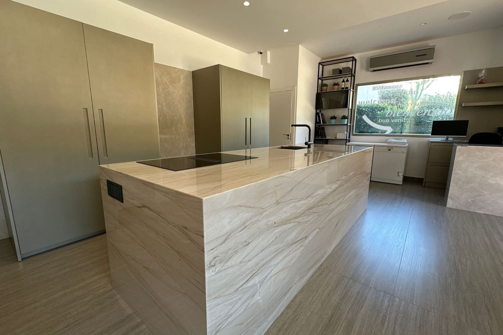 Commercial for sale in Benalmadena - € 320,000 (Ref: 9719201)