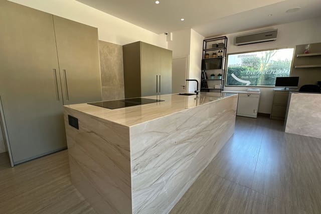 Kaupallinen myytävänä paikassa Arroyo de la Miel, Benalmádena - 320 000 € (Ref: 9719201)