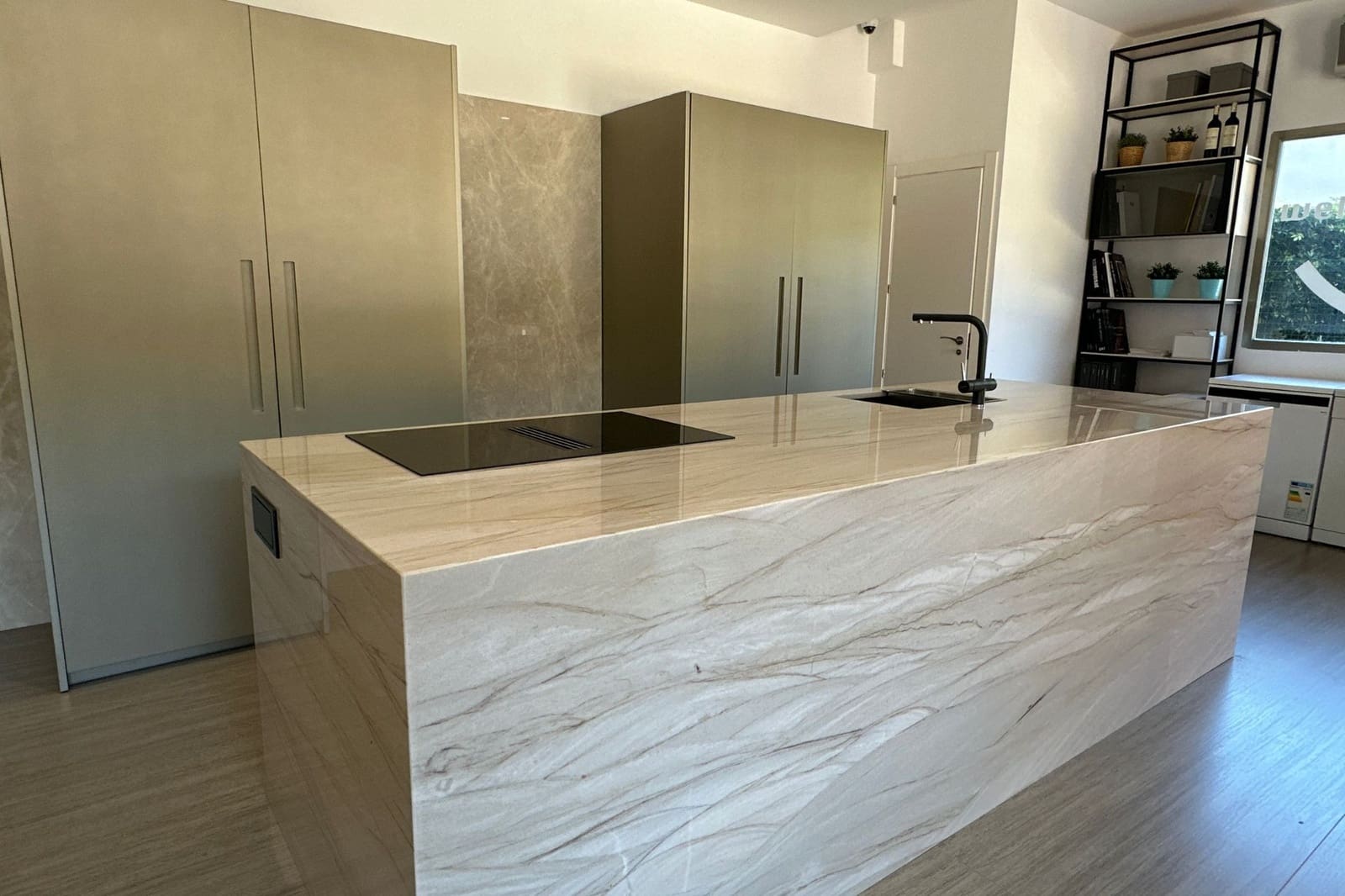 Commercial for sale in Benalmadena - € 320,000 (Ref: 9719201)