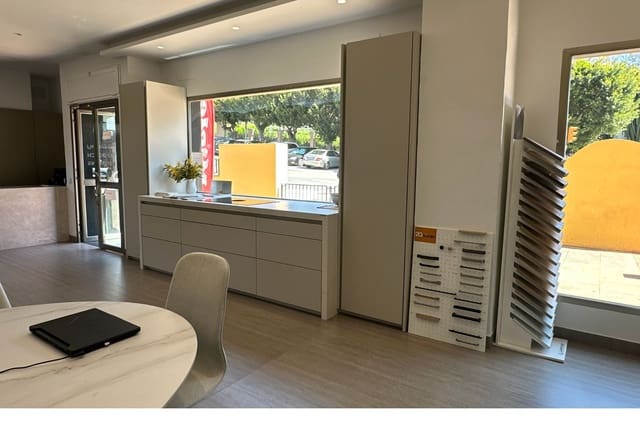 Kaupallinen myytävänä paikassa Arroyo de la Miel, Benalmádena - 320 000 € (Ref: 9719201)