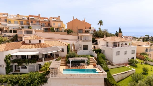 4 soveværelse Villa til salg i Zona Puerto Deportivo, Fuengirola med swimmingpool garage - € 1.195.000 (Ref: 9720310)