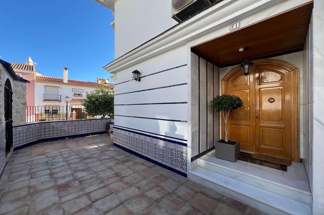 5 quarto Casa em Banda para venda em Castillo Sohail, Fuengirola - 895 000 € (Ref: 9726245)