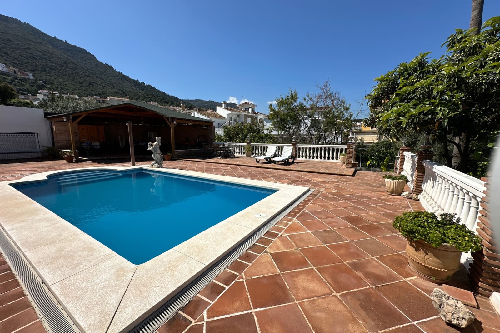 Chalet de 6 habitaciones en Alhaurín de la Torre en venta - 895.000 € (Ref: 9733765)