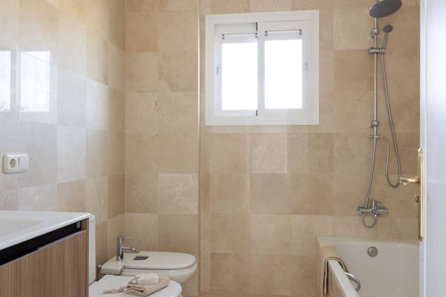 6 soveværelse Byhus til salg i Viñuela med swimmingpool - € 599.000 (Ref: 9737913)