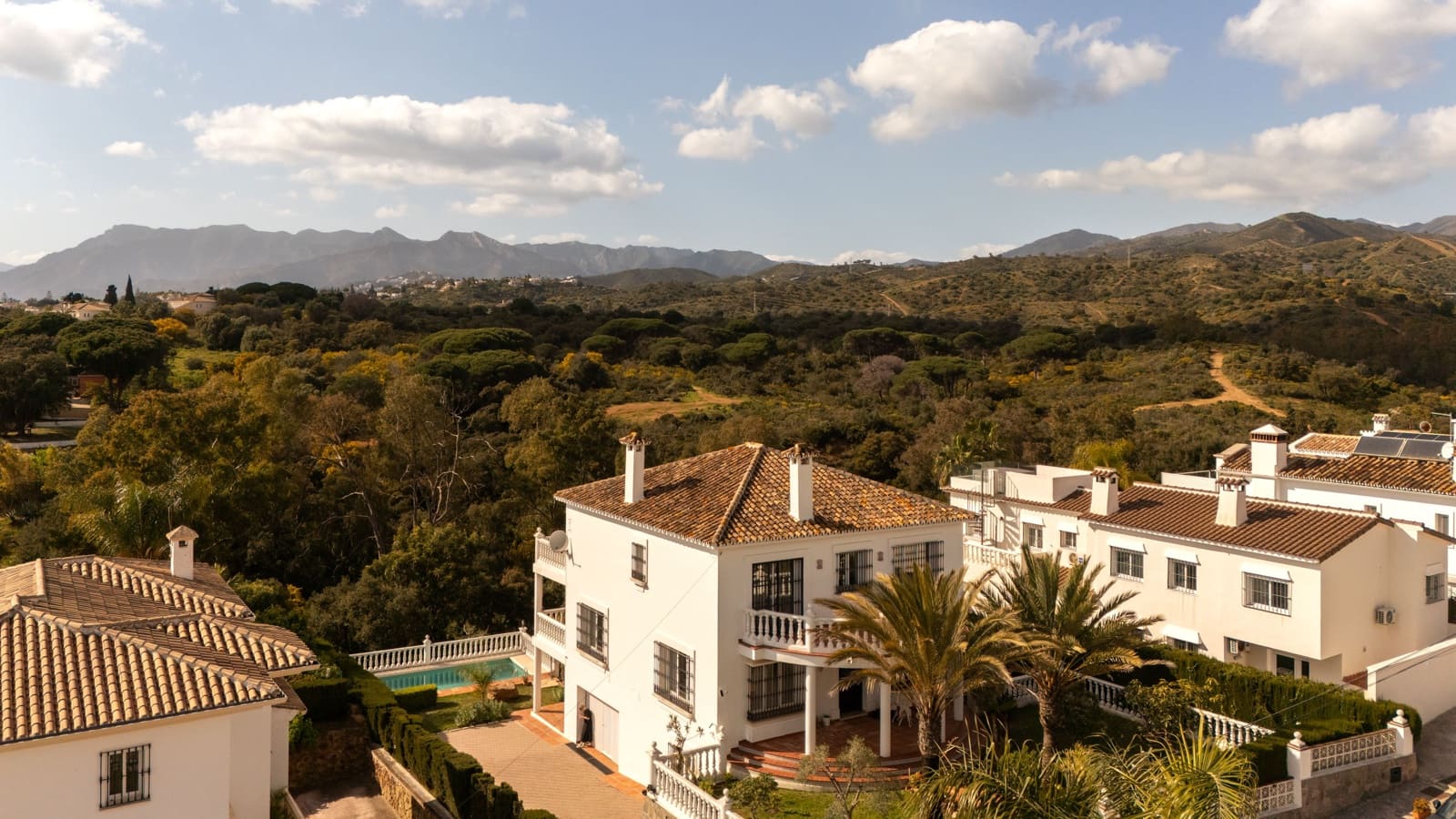 4 soveværelse Villa til salg i Marbella med swimmingpool - € 1.399.000 (Ref: 9745903)