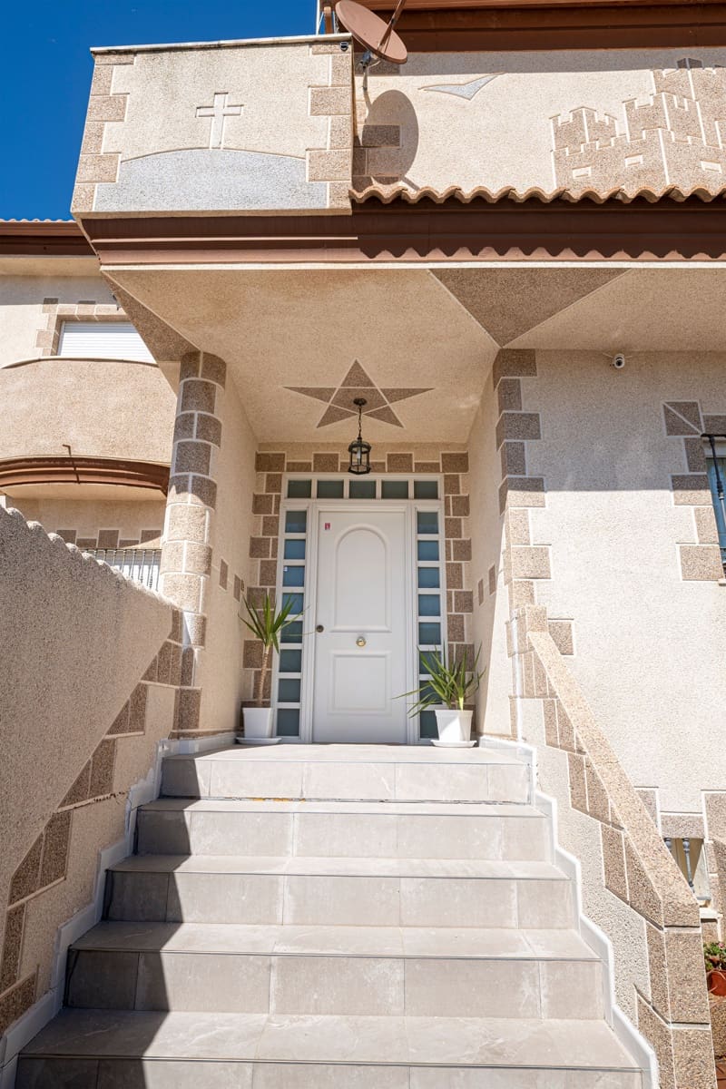 4 bedroom Townhouse for sale in La Guardia de Jaen with pool - € 340,000 (Ref: 9747070)