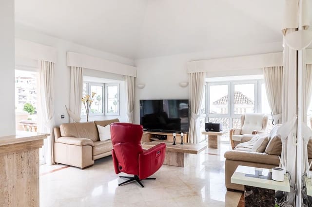 3 bedroom Villa for sale in Calahonda, Mijas with pool - € 995,000 (Ref: 9747323)