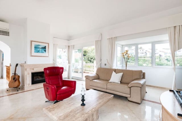 3 bedroom Villa for sale in Calahonda, Mijas with pool - € 995,000 (Ref: 9747323)