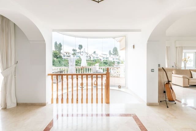 3 bedroom Villa for sale in Calahonda, Mijas with pool - € 995,000 (Ref: 9747323)