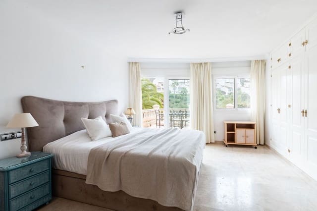 3 bedroom Villa for sale in Calahonda, Mijas with pool - € 995,000 (Ref: 9747323)