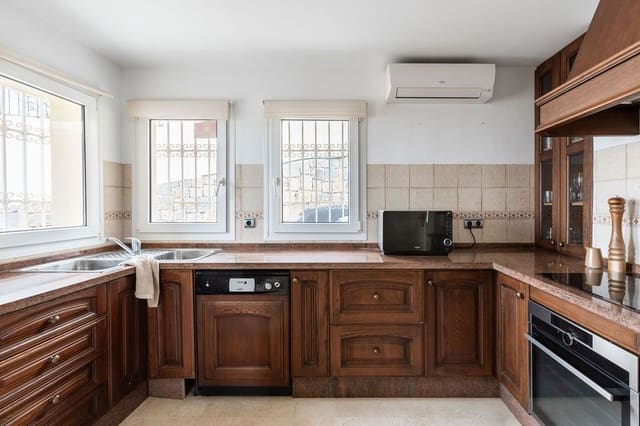 3 bedroom Villa for sale in Calahonda, Mijas with pool - € 995,000 (Ref: 9747323)