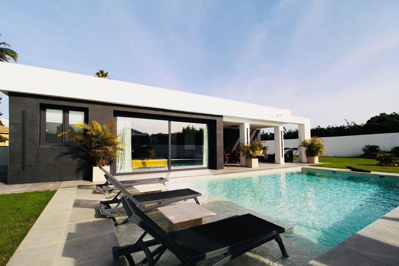 3 bedroom Villa for sale in San Pedro de Alcantara with pool - € 2,450,000 (Ref: 9755188)