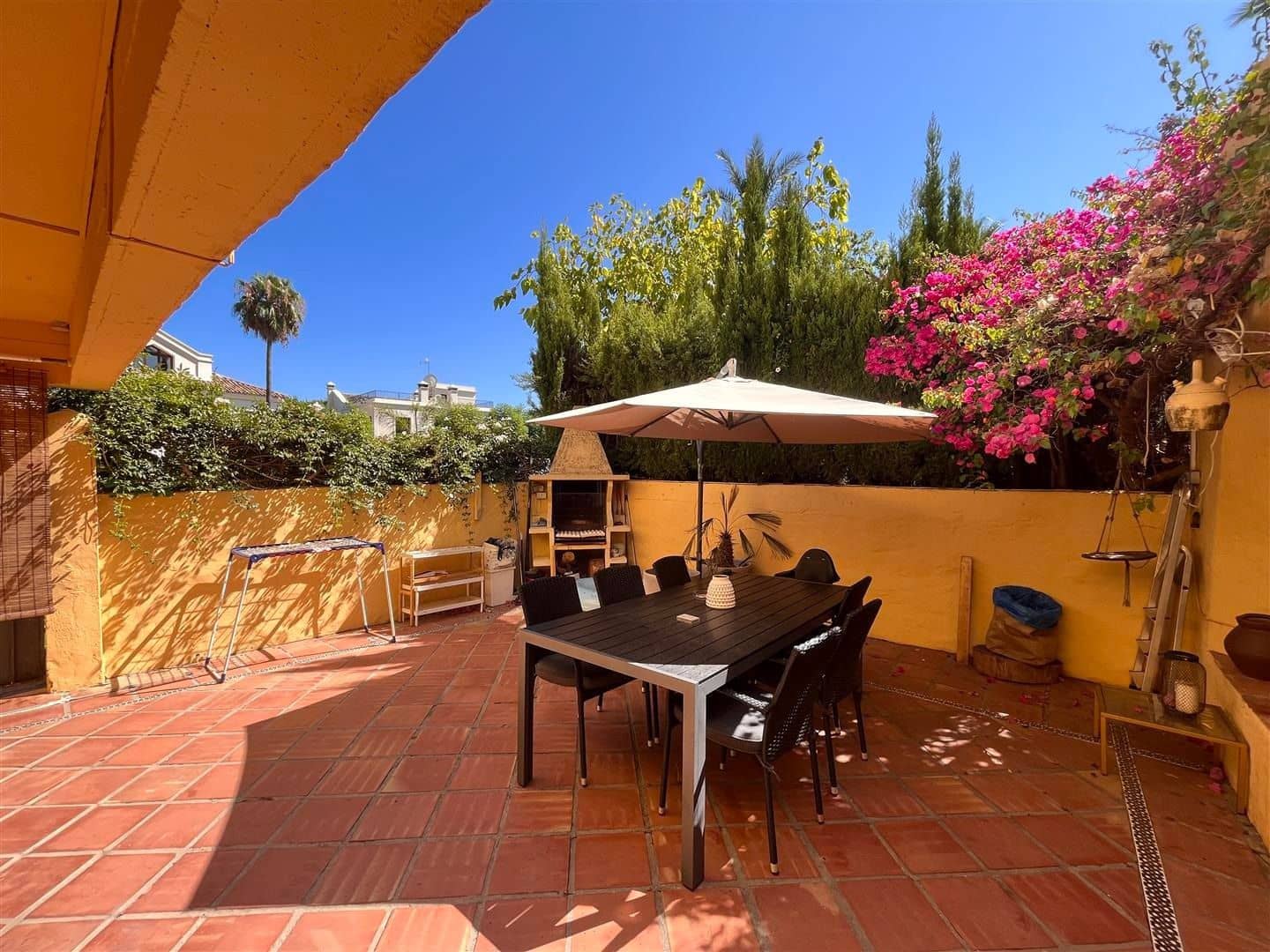 3 soveværelse Byhus til leje i Marbella med swimmingpool - € 2.500 (Ref: 9784133)