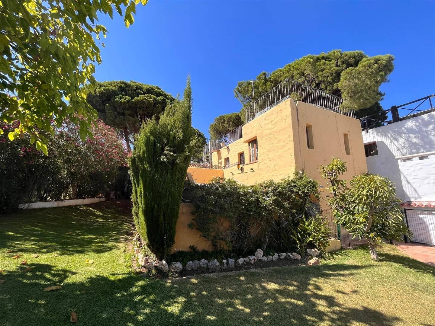 3 soveværelse Byhus til leje i Marbella med swimmingpool - € 2.500 (Ref: 9784133)