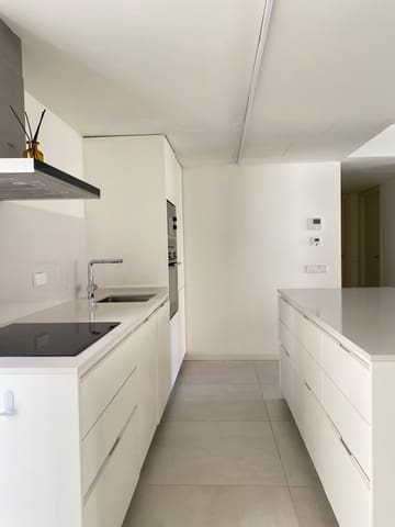 2 soverom Leilighet til leie i El Terreno, Palma de Mallorca med svømmebasseng garasje - € 2 300 (Ref: 9789618)