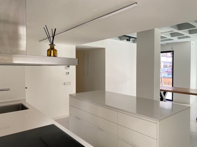 2 soverom Leilighet til leie i El Terreno, Palma de Mallorca med svømmebasseng garasje - € 2 300 (Ref: 9789618)