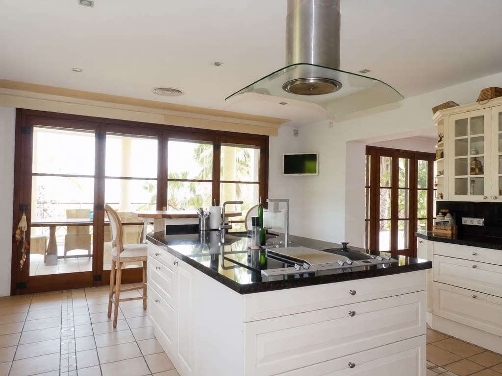 6 bedroom Villa for sale in Alhaurin el Grande with pool - € 2,200,000 (Ref: 9795507)