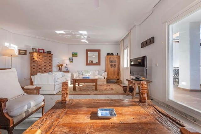 Apartamento de 4 habitaciones en Bahía de Marbella, Marbella en venta con piscina - 1.350.000 € (Ref: 9798297)