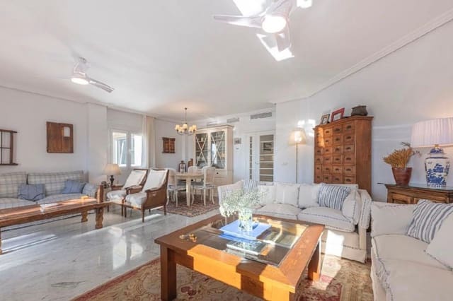 Apartamento de 4 habitaciones en Bahía de Marbella, Marbella en venta con piscina - 1.350.000 € (Ref: 9798297)