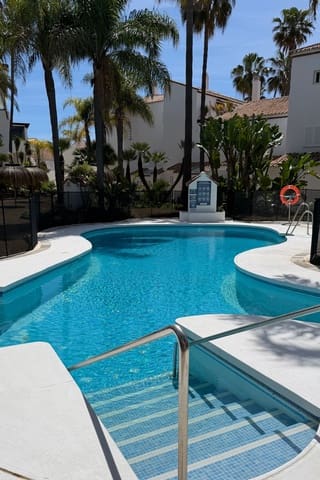 Apartamento de 4 habitaciones en Bahía de Marbella, Marbella en venta con piscina - 1.350.000 € (Ref: 9798297)