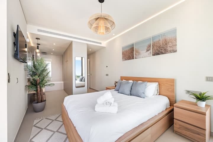 2 bedroom Apartment for sale in Benalmadena with pool - € 615,000 (Ref: 9828176)