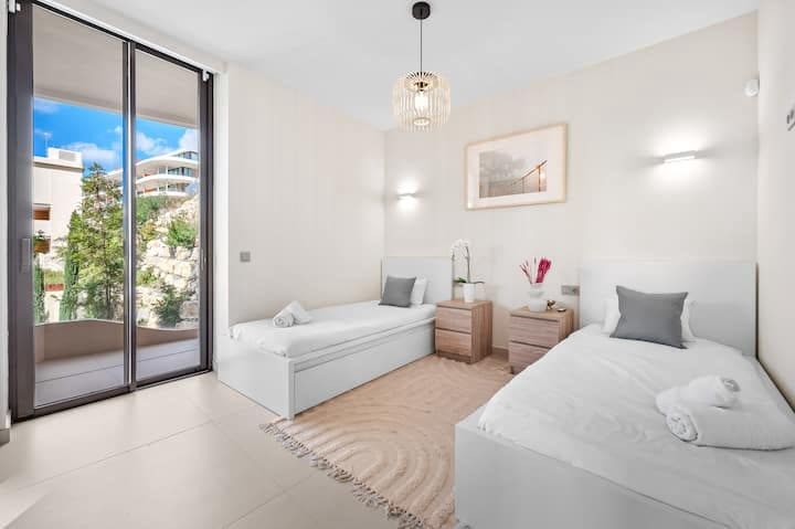 2 bedroom Apartment for sale in Benalmadena with pool - € 615,000 (Ref: 9828176)