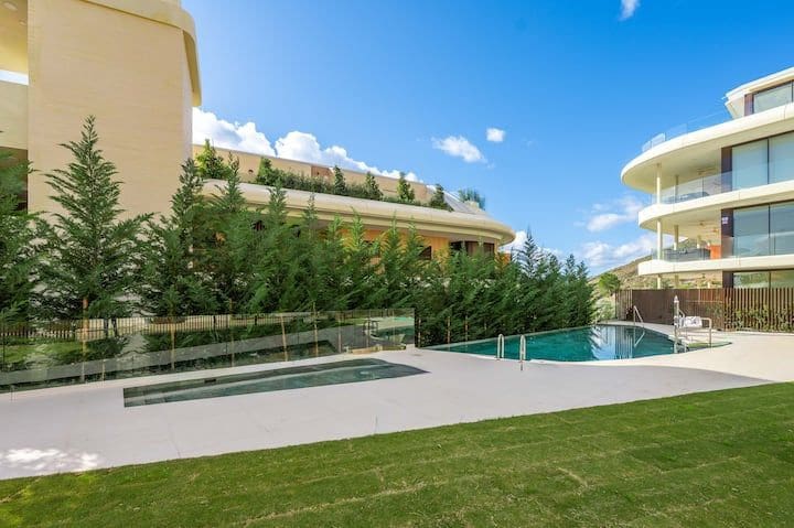 2 bedroom Apartment for sale in Benalmadena with pool - € 615,000 (Ref: 9828176)