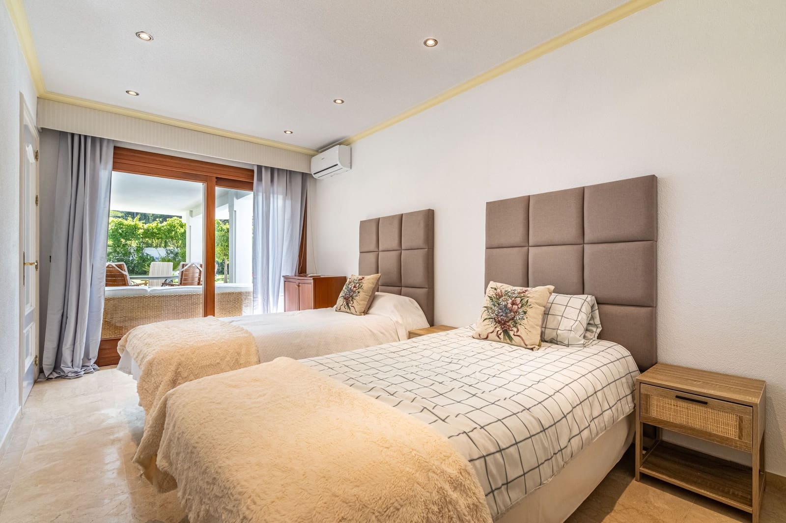 5 bedroom Villa for sale in Costalita with pool - € 2,400,000 (Ref: 9838404)
