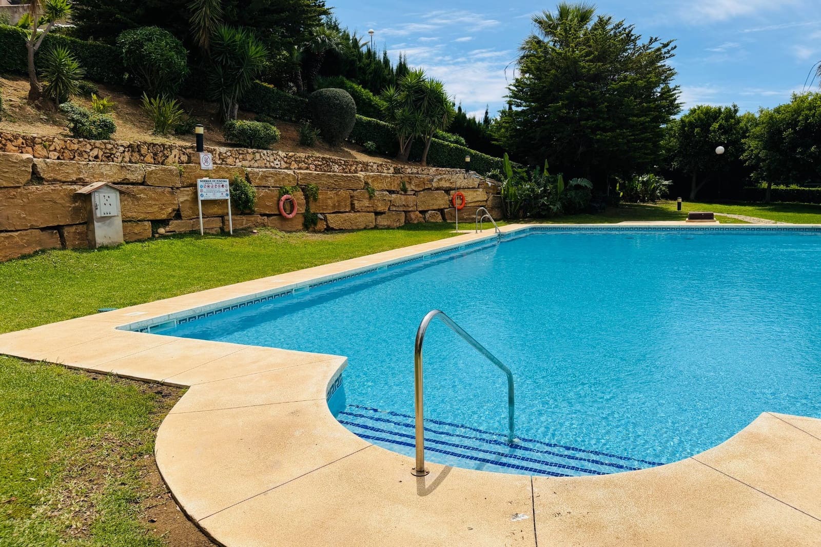 2 bedroom Apartment for sale in Fuengirola with pool - € 385,000 (Ref: 9838655)
