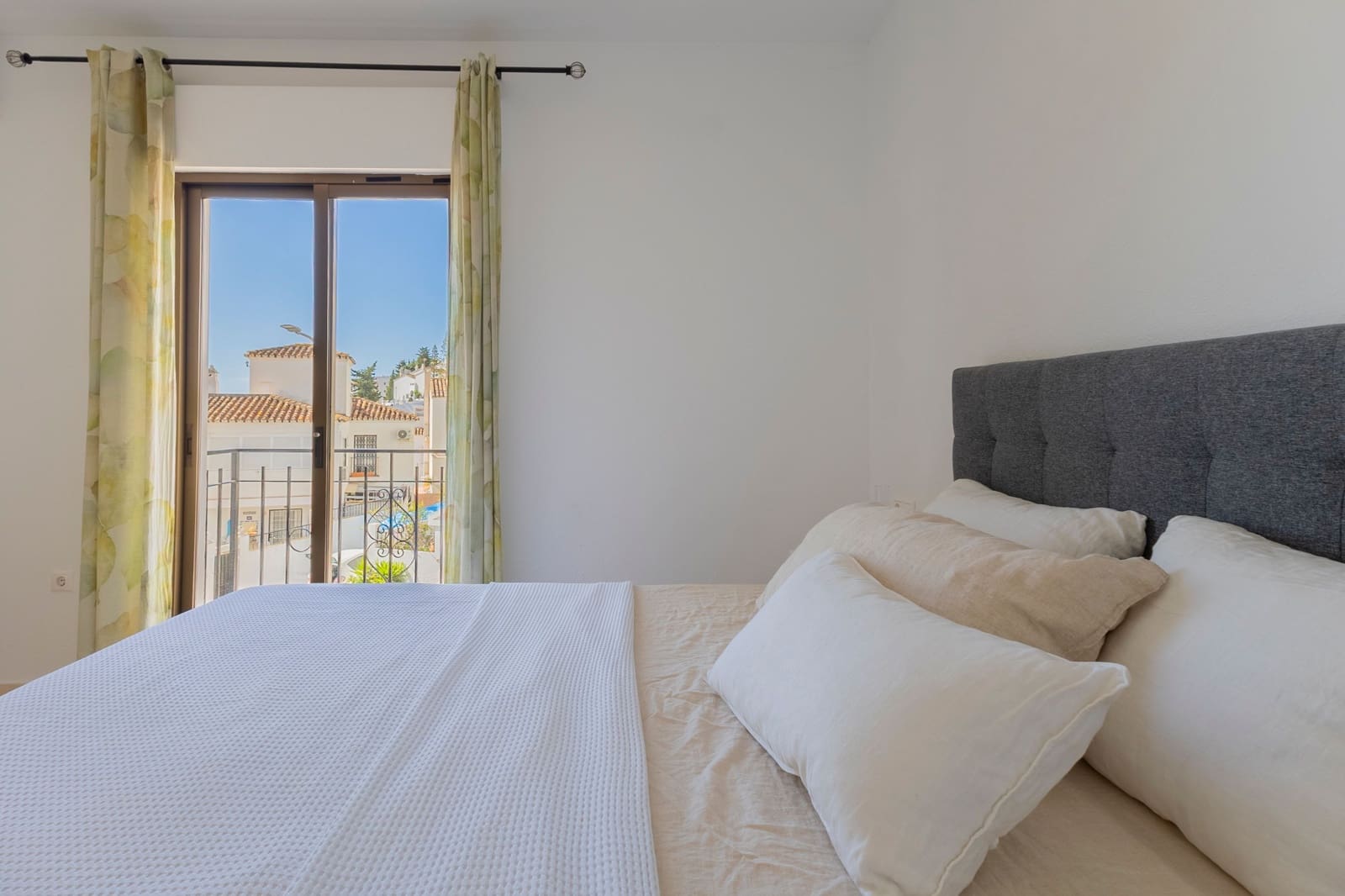 2 bedroom Apartment for sale in Benalmadena with pool - € 350,000 (Ref: 9842005)