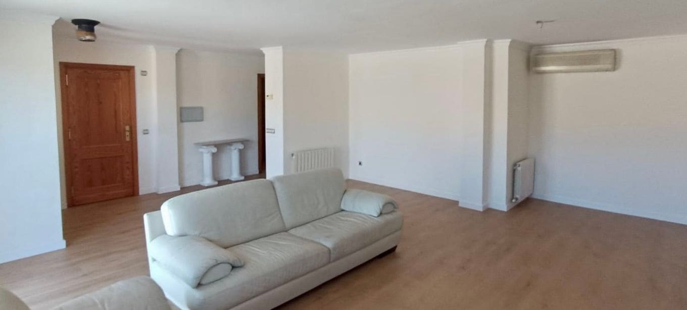 4 bedroom Penthouse for rent in Palma de Mallorca with garage - € 2,400 (Ref: 9848221)