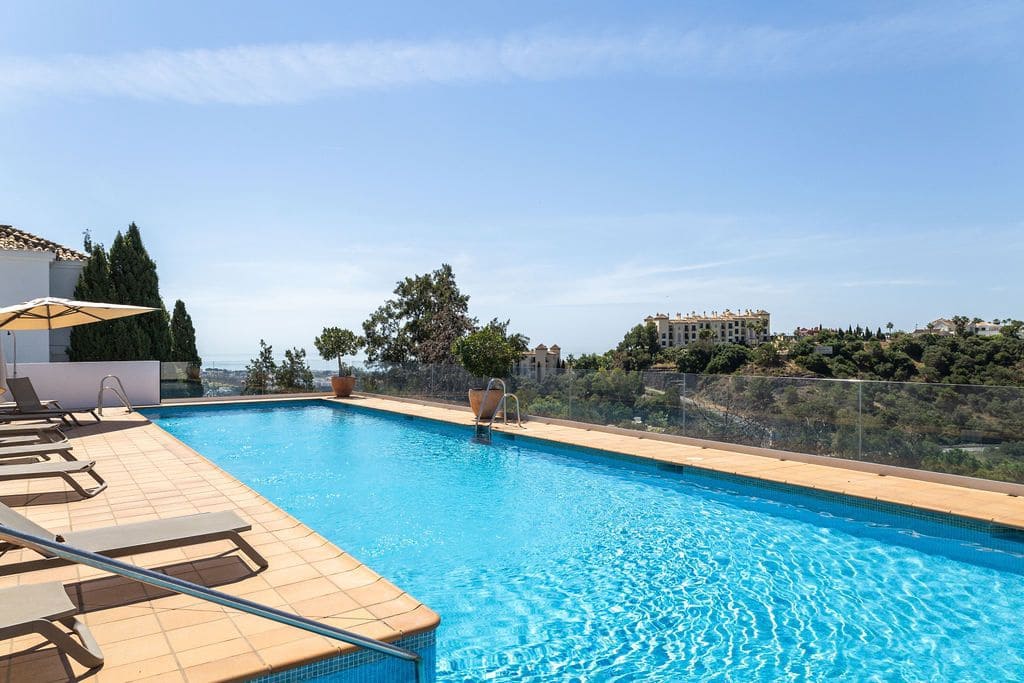 2 Zimmer Apartment zu verkaufen in Benahavis mit Pool - 439.000 € (Ref: 9880342)